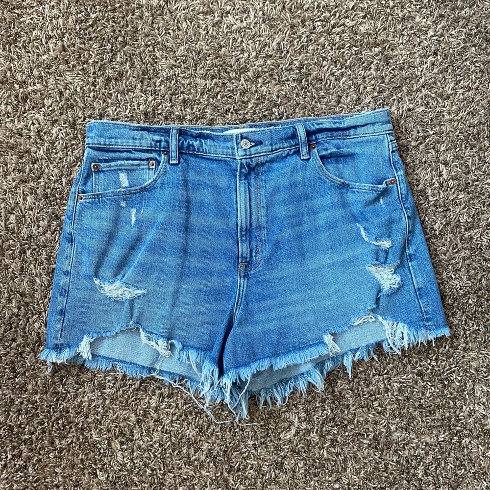 Abercrombie High Waisted Curve Love Medium-Wash Mom Shorts 4”